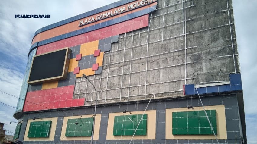 Angin Kencang “Hamburkan” ACP Plaza Gamalama Ternate