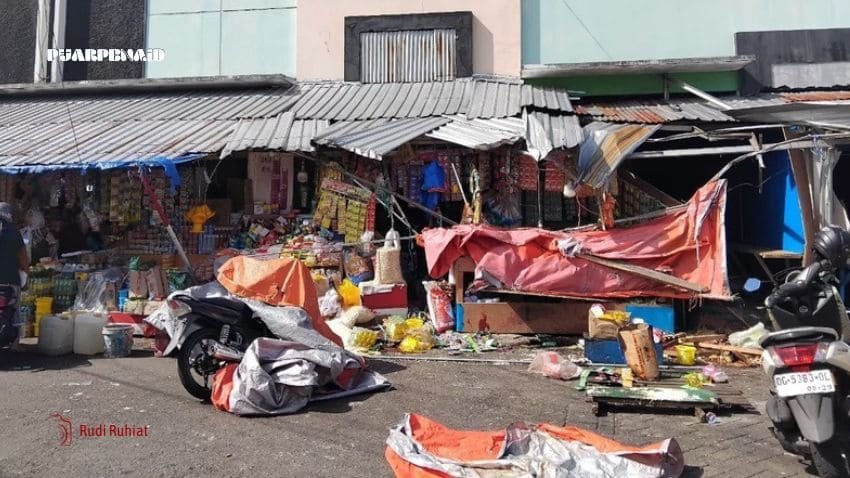 Hilang Kendali, Mobil Box Seruduk 2 Toko dan Anak 12 Tahun