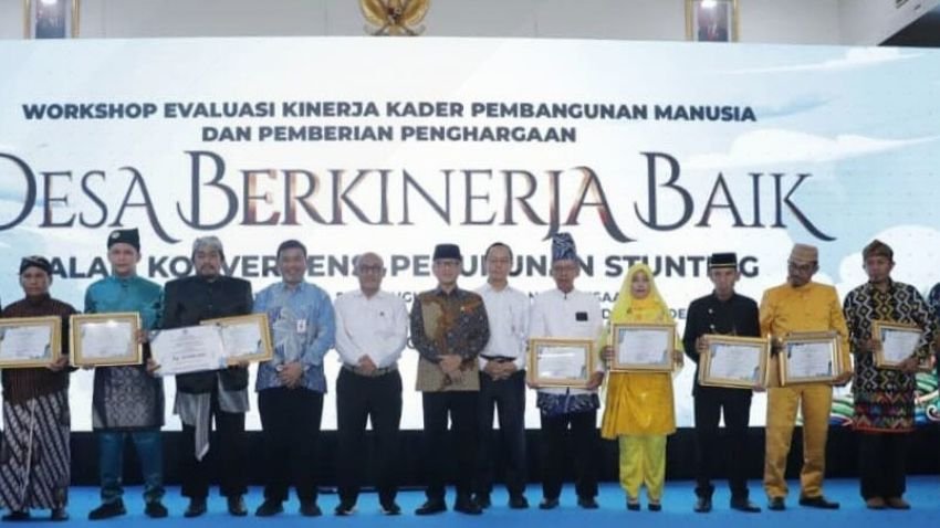 Pemberian penghargaan kepada peserta workshop