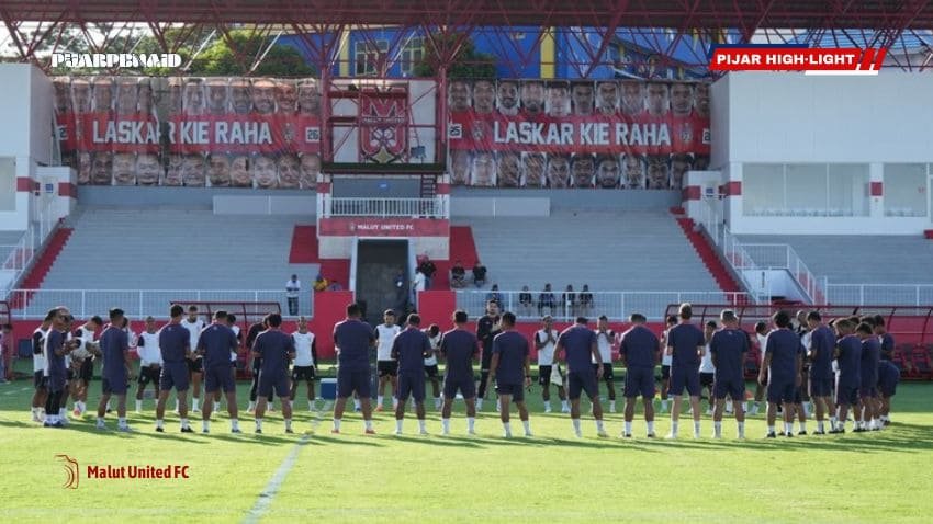 Tim sepak bola berlatih bersama.