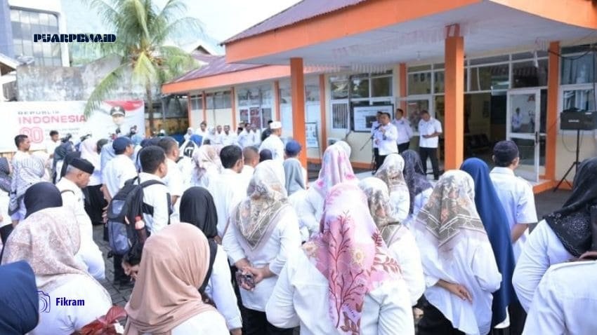 Kerumunan orang di acara resmi